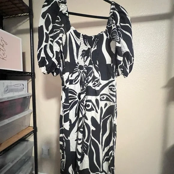 Farm Rio x Anthropologie Puff-Sleeve
Printed Linen Jumpsuit - Picture 10 of 15